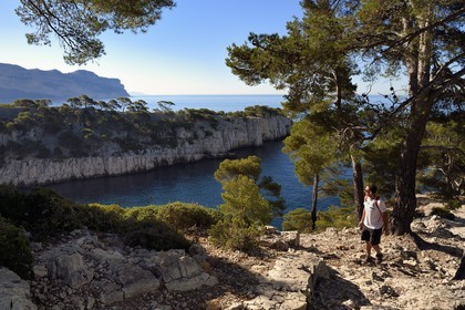 France, Bouches-du-Rhône (13), Cassis, Parc national des Calanques, Calanque de Port-Miou et les falaises du Cap Canaille en arrière plan, André Bernard fondateur du bureau des guides de Cassis en randonnée (demande d'autorisation nécessaire avant publication)