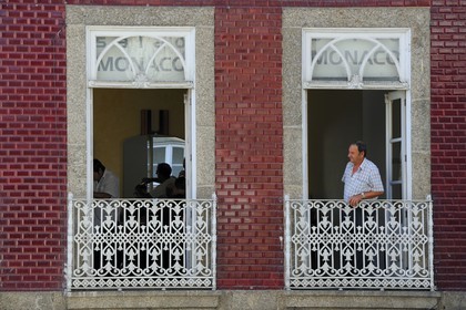 Portugal, région du Minho, Guimaraes, ville classée Patrimoine Mondial de l' UNESCO, salon de coiffure