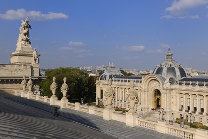 France, Paris (75), le Petit Palais vu du Grand Palais