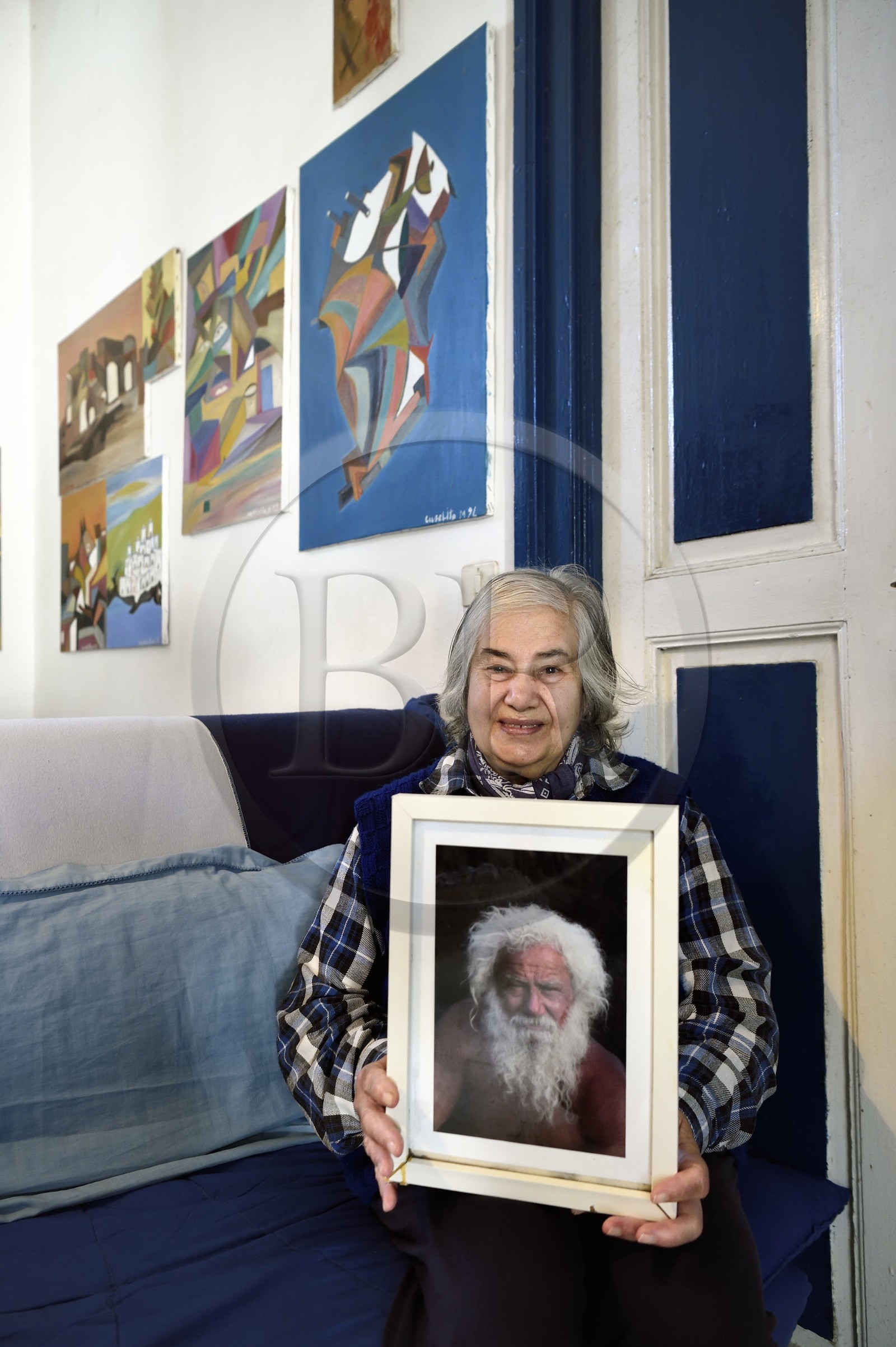 Italie, Sicile, iles Eoliennes, classées Patrimoine Mondial de l'UNESCO, ile de Stromboli, Angeletta, l'épouse du pecheur et peintre Mario Cusolito aujourd'hui décédé dont on peut voir les oeuvres en arrière plan