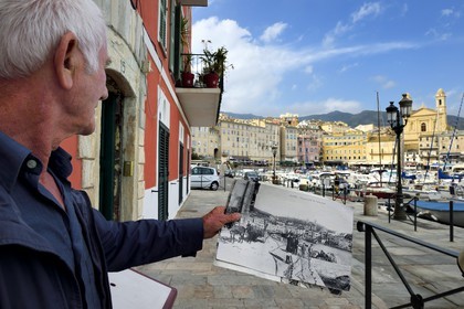 France, Haute-Corse (2B), Bastia, le Vieux-Port dominé par l'église Saint-Jean-Baptiste et photographie du quai Albert Gillio il y a un siècle