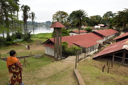 Gabon, Province du Moyen-Ogooué, Lambaréné, l'ancien Hopital Albert Schweitzer et le fleuve Ogooué, une rue de l'hopital entre la Grande Pharmacie (policlinique) et la case Bouka (case des nouveaux opérés)