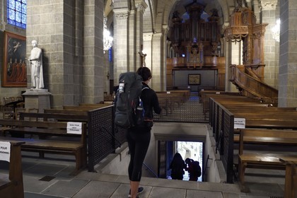 France, Haute-Loire (43), Le Puy-en-Velay, étape des chemins de Compostelle, la cathédrale Notre-Dame-de-l'Annonciation du XIIe siècle classée Patrimoine Mondial de l'UNESCO, la messe des pèlerins où sont bénis tous les matins à 7h pendant la saison estivale les marcheurs en route vers Compostelle, pélerins empruntant l'escalier sortant de sous la nef directement à l'extérieur