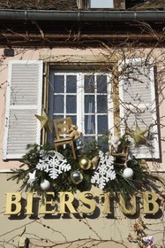 France, Bas-Rhin (67), Strasbourg, vieille ville classée au Patrimoine Mondial de l'UNESCO, quartier de la Petite France, Bierstub L'Ami Schutz avec les décorations de Noël au Ponts Couverts le long d'un des bras de la rivière l'Ill