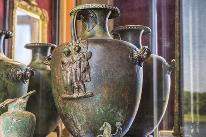 France, Oise (60), Chantilly, le chateau de Chantilly, le musée Condé, hydrie cinéraire, Eros et Psyché en bronze et argent, Grèce IVe siècle av.J.C