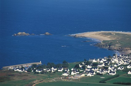 France, Morbihan (56), île de Houat, port Saint-Gildas (vue aérienne)