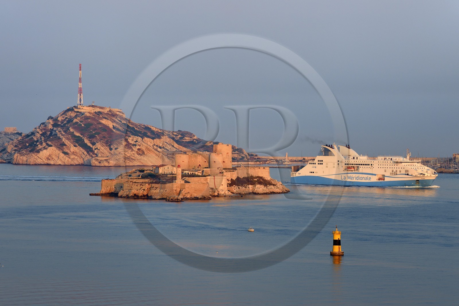 France, Bouches-du-Rhône (13), Marseille, Parc National des Calanques, Archipel des Iles du Frioul, ferry de La Meridionale en provenance de la Corse et le chateau d'If en premier plan