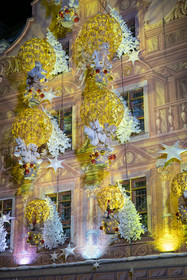 France, Bas-Rhin (67), Strasbourg, vieille ville classée au Patrimoine Mondial de l’UNESCO, décoration de Noël sur la facade de la patisserie Christian Meyer