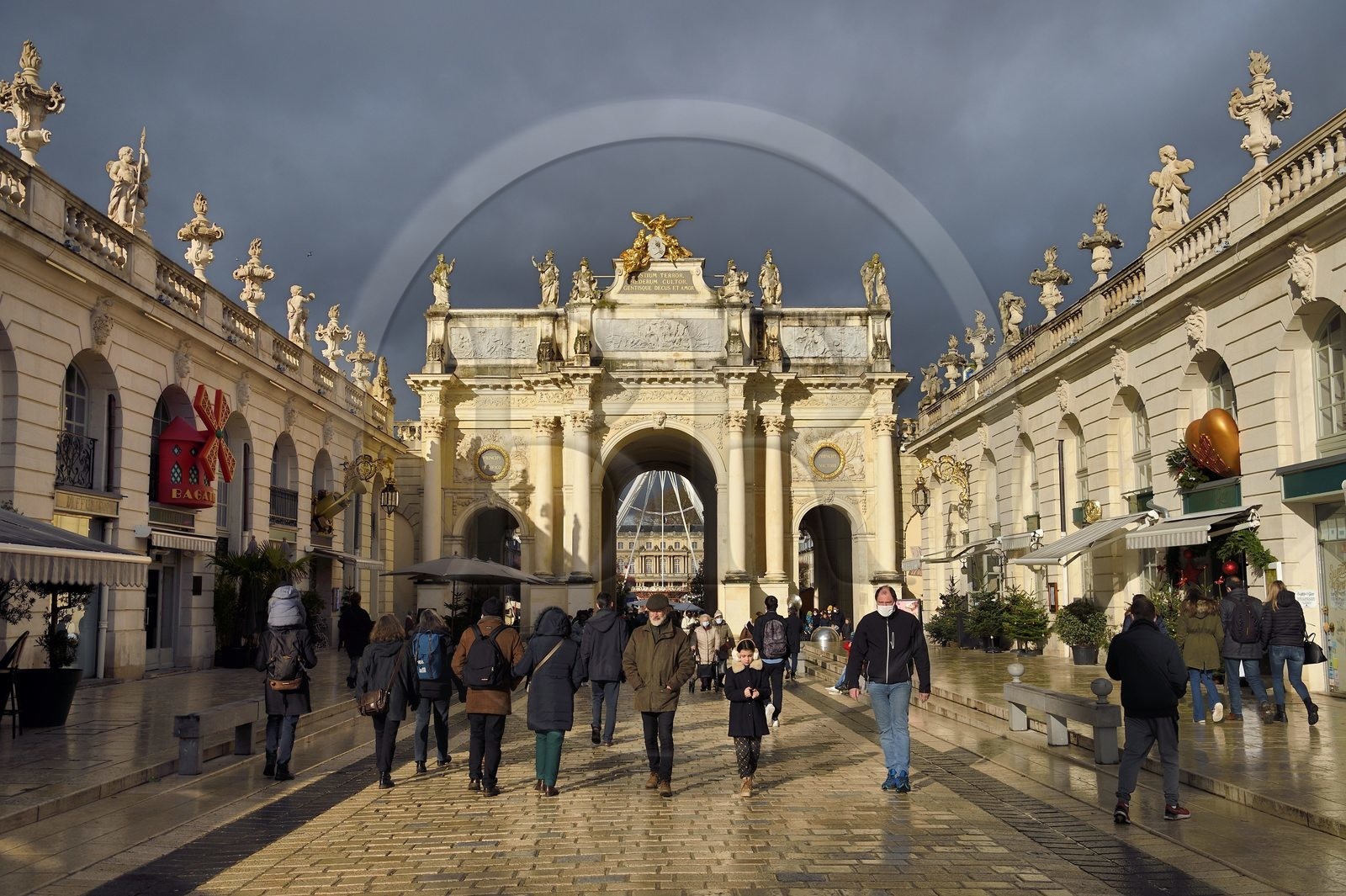 France, Meurthe-et-Moselle (54), Nancy, place Stanislas (ancienne Place Royale) lors de la fête de la Saint-Nicolas, classée Patrimoine Mondial de l'UNESCO, l'Arc de Triomphe (la Porte Héré)