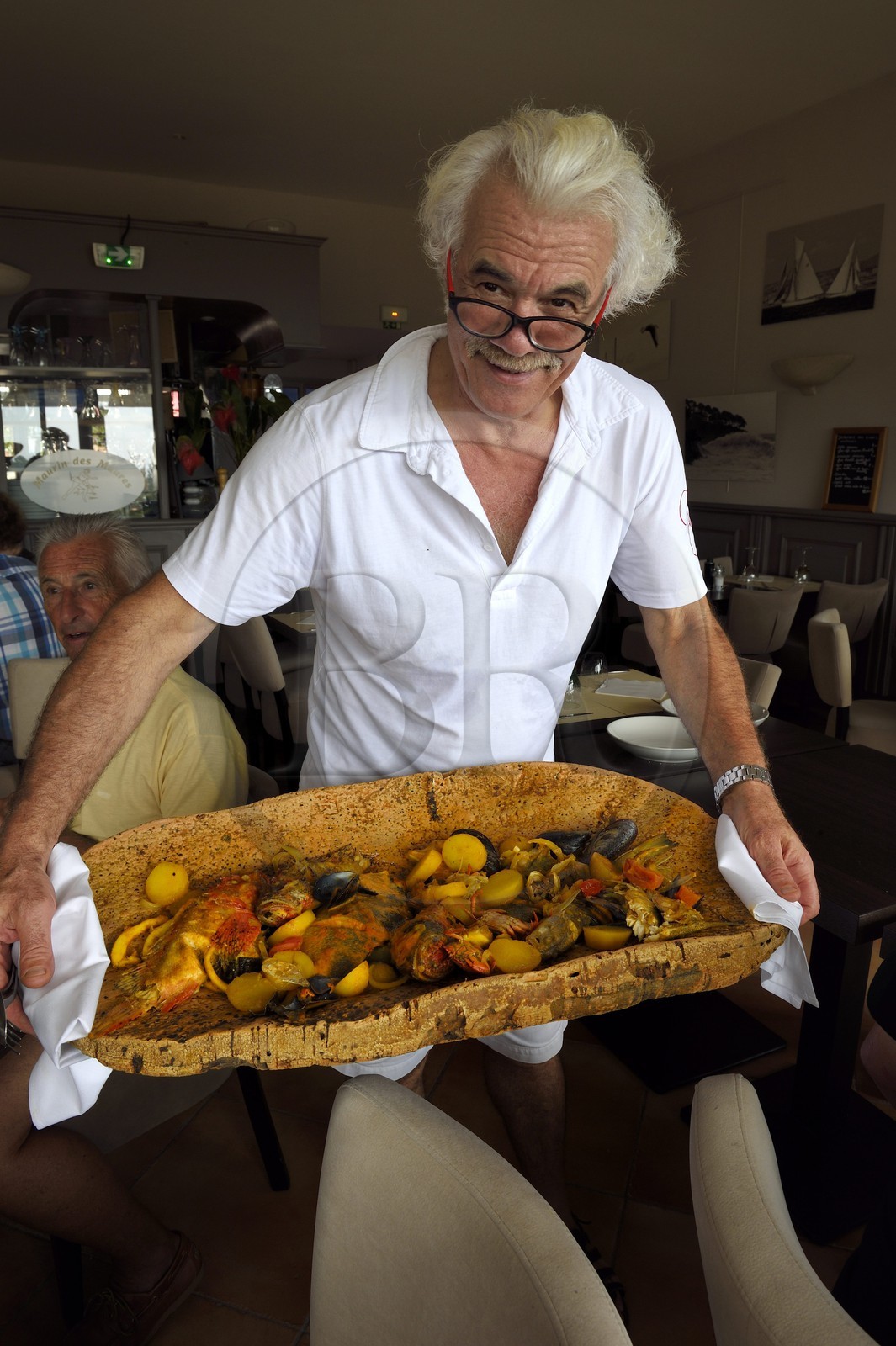 France, Var (83), le Rayol-Canadel-sur-Mer, Restaurant Maurin des Maures, le patron Dédé Delmonte et sa bouillabaisse servie dans une écorce de chêne