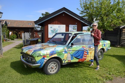 Suède, comté de Dalécarlie, région de Leksand, Tällberg, voiture repeinte aux couleurs des costumes folkloriques