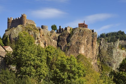 France, Haute-Loire (43), vallée de la Loire, Arlempdes, labellisé les Plus beaux villages de France, ruines du chateau perché sur un rocher basaltique (dyke volcanique)