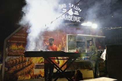 Sultanat d'Oman, Mascate, stands de grillades mishkak en plein air d’Azaibah Beach
