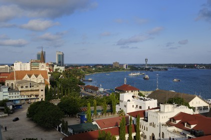 Tanzanie, Dar es-Salaam, St Joseph cathedral sur le waterfront, au fond les twin towers de la Bank of Tanzania
