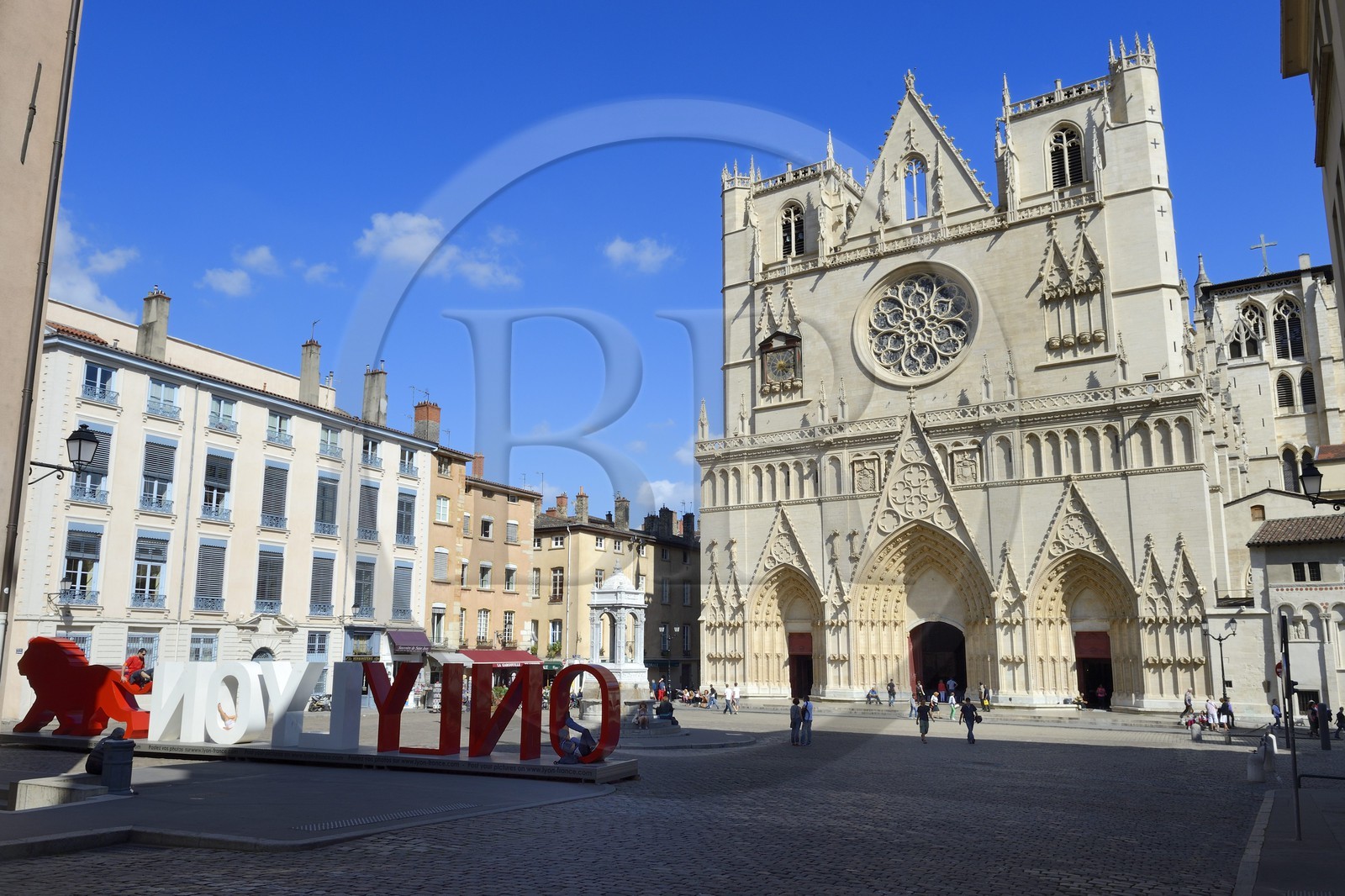 France, Rhône (69), Lyon, site historique classé Patrimoine Mondial de l'UNESCO, Vieux Lyon, place Saint Jean dominée par la basilique Notre-Dame de Fourvière, label de communication de l'aglomeration Onlylyon