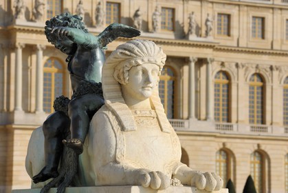 France, Yvelines (78), parc du château de Versailles, classé Patrimoine Mondial de l'UNESCO, parterre du Midi, sphinx devant le château