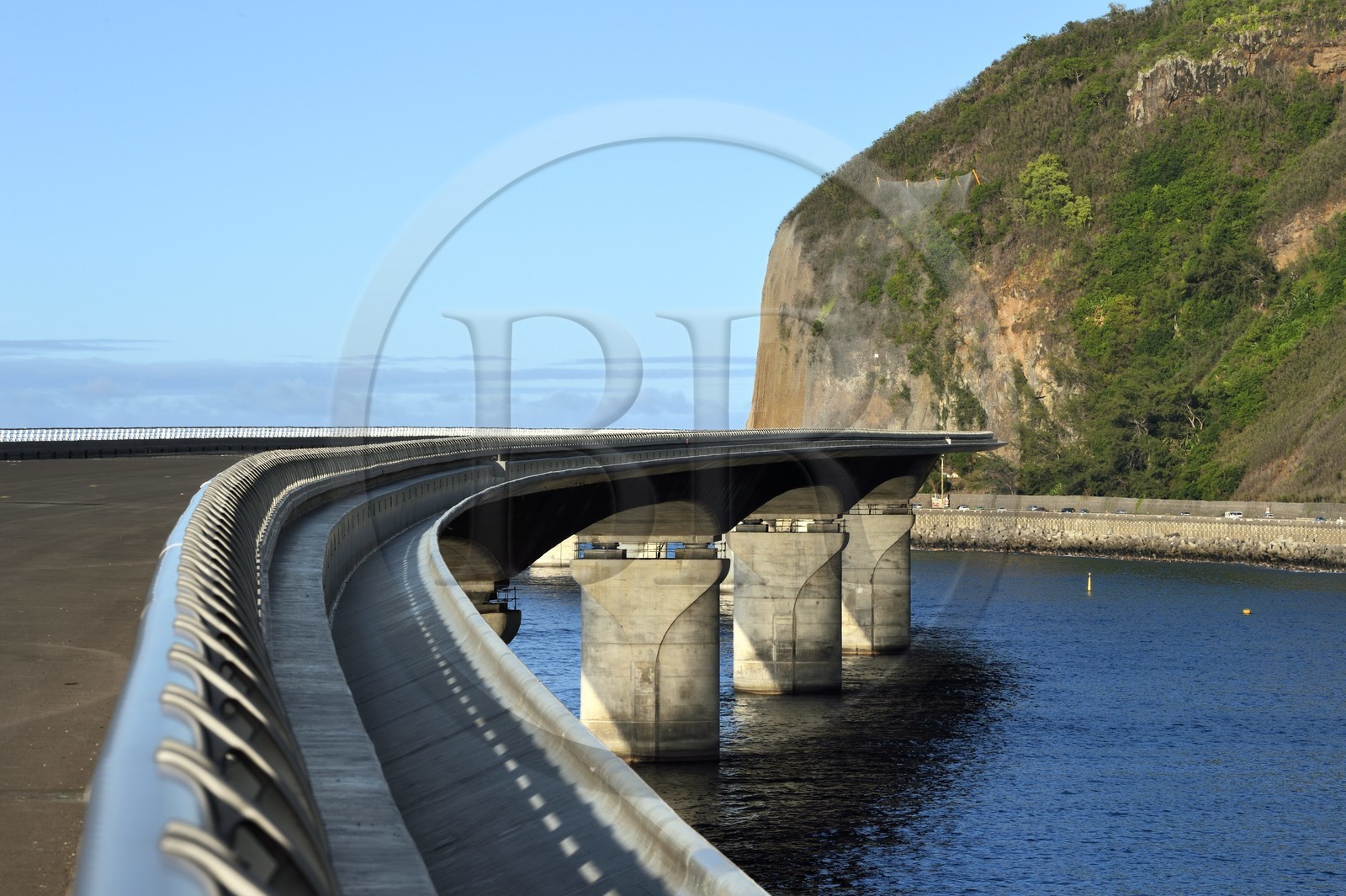 France, Ile de la Reunion, La Possession, la Nouvelle Route du Littoral (NRL), viaduc maritime long de 5,4 km entre la capitale Saint-Denis et le principal port de commerce à l’Ouest,  l'ancienne route nationale toujours sous la menace de chutes de pierres sur la droite