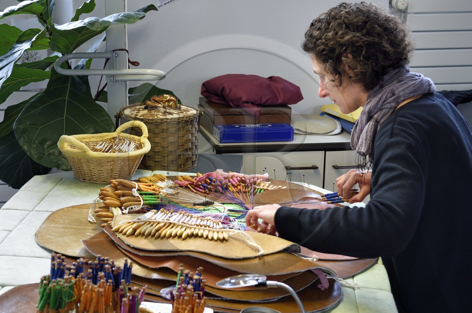 France, Haute-Loire (43), Le Puy-en-Velay, Atelier conservatoire national de la dentelle du Puy, dentelle au fuseau sur des créations d’artistes commandées par le département du mobilier national,  dentellière sur un carreau traditionnel