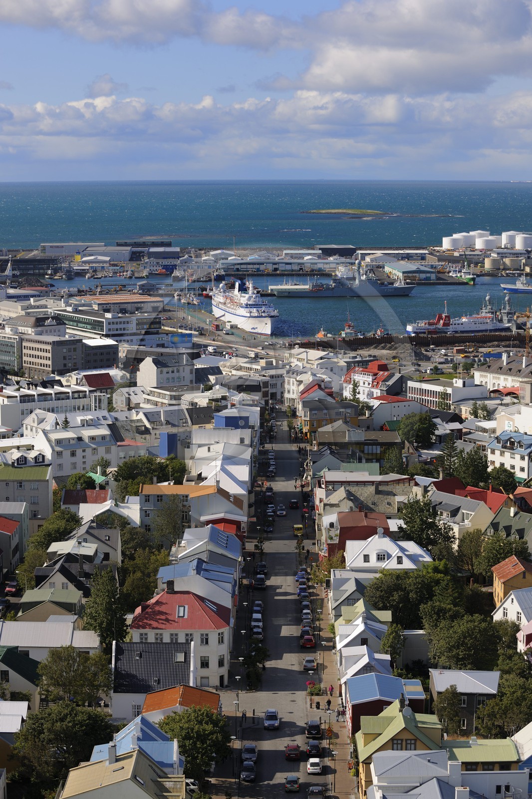 Islande, Reykjavik, la rue Skolavordustigur de la vieille ville menant au port