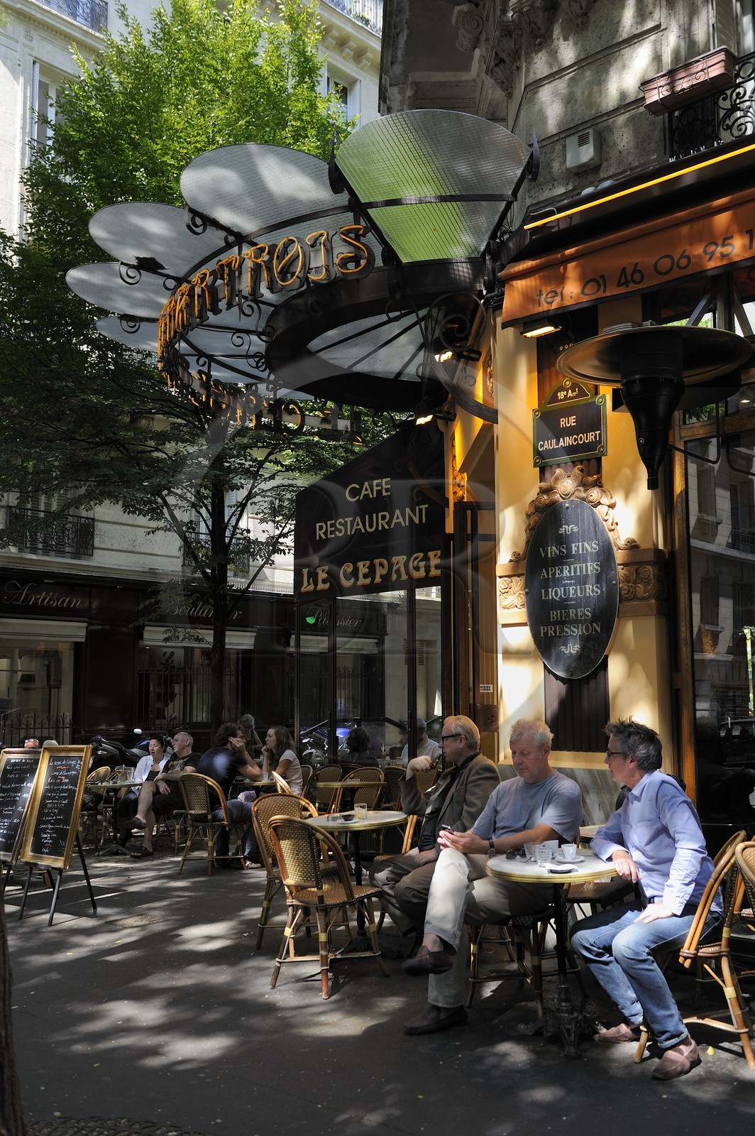 France, Paris (75), la brasserie Le Cepage Montmartrois dans la rue Caulaincourt