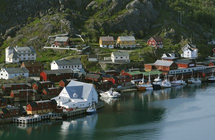 Norvège, Nordland, Iles Lofoten, Ile de Vestvagoy, port de Stamsund (vue aérienne)