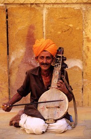 Inde, état du Rajasthan, joueur de cithare de rue