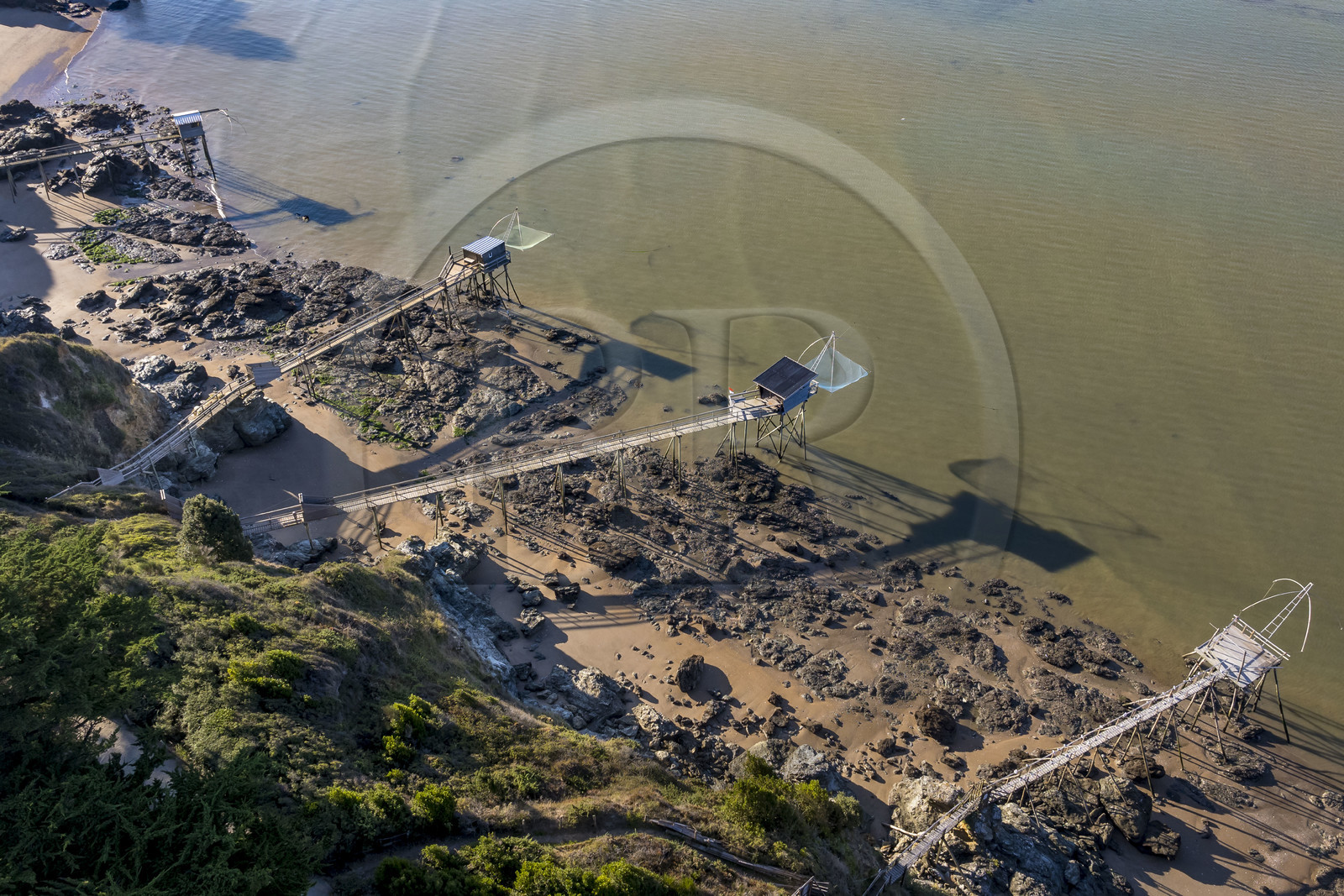 France, Loire-Atlantique (44), Baie de Bourgneuf, Pornic, cabanes de pêche traditionnelle au carrelet en bordure de la plage de Crêve-coeur à La Bernerie-en-Retz (vue aérienne)