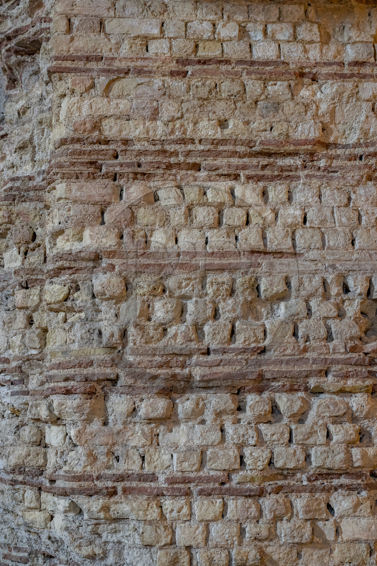 France, Paris (75), Musée de Cluny - Musée national du Moyen-Age, détail du mur en briques et pierres alternées du Frigidarium des thermes de Cluny