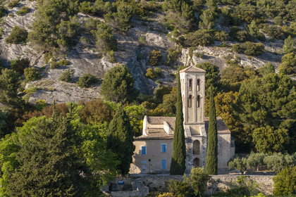 France, Vaucluse (84), Dentelles de Montmirail, Beaumes-de-Venise, la chapelle Notre-Dame d'Aubune des XIe et XIIIe siècles au pied du plateau des Courens est un des plus beaux exemples d'art roman provençal (vue aérienne)