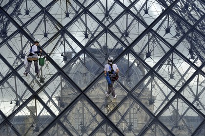 France, Paris (75), le musée du Louvre, laveurs de vitres sur la façade en verre de la pyramide de l'architecte Ieoh Ming Pei