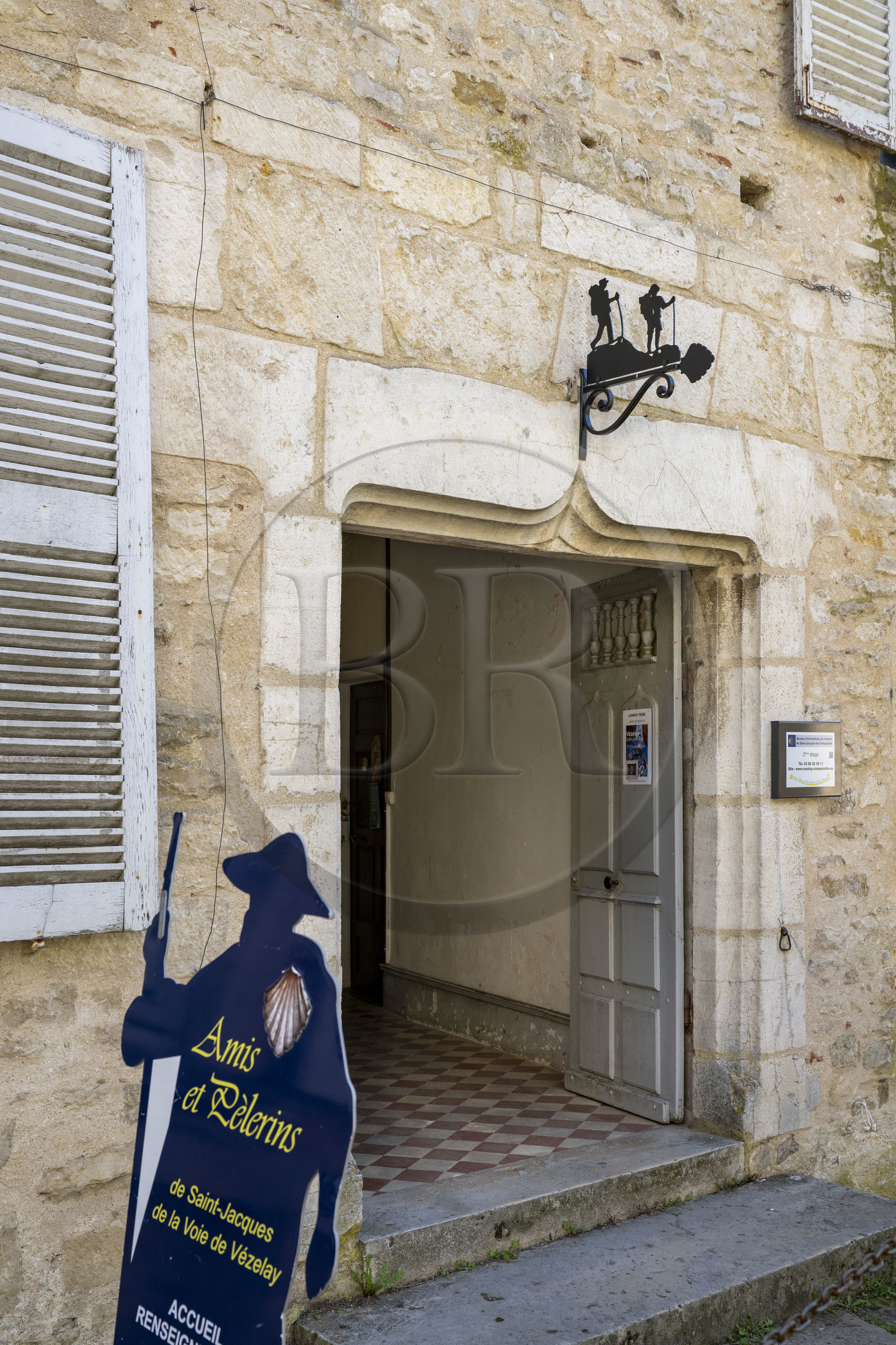 France, Yonne (89), parc naturel régional du Morvan, Vézelay, classé au Patrimoine Mondial de l'UNESCO, labellisé Les Plus Beaux Villages de France, point de départ de l'une des principales voies de pèlerinage de Saint-Jacques-de-Compostelle, accueil des pèlerins par l'Association des Amis et Pèlerins de Saint-Jacques de la Voie de Vézelay