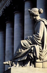 France, Paris (75), statue devant le Palais de la Bourse