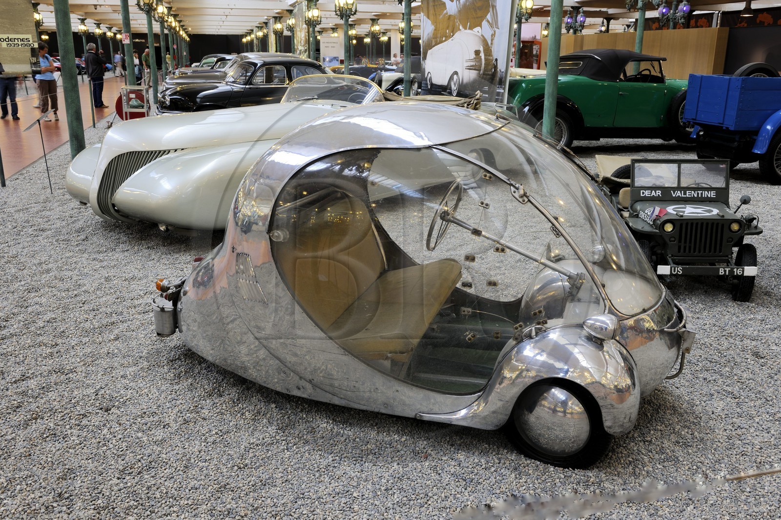 France, Haut-Rhin (68), Mulhouse, Cité de l’automobile - Musée national – Collection Schlumpf, « Œuf » de 1942, dessiné par l’architecte Paul Arzens, bien en avance sur son temps et bio-design avant l’heure ; cinq batteries alimentaient le moteur électrique, d’une autonomie de 100 kilomètres