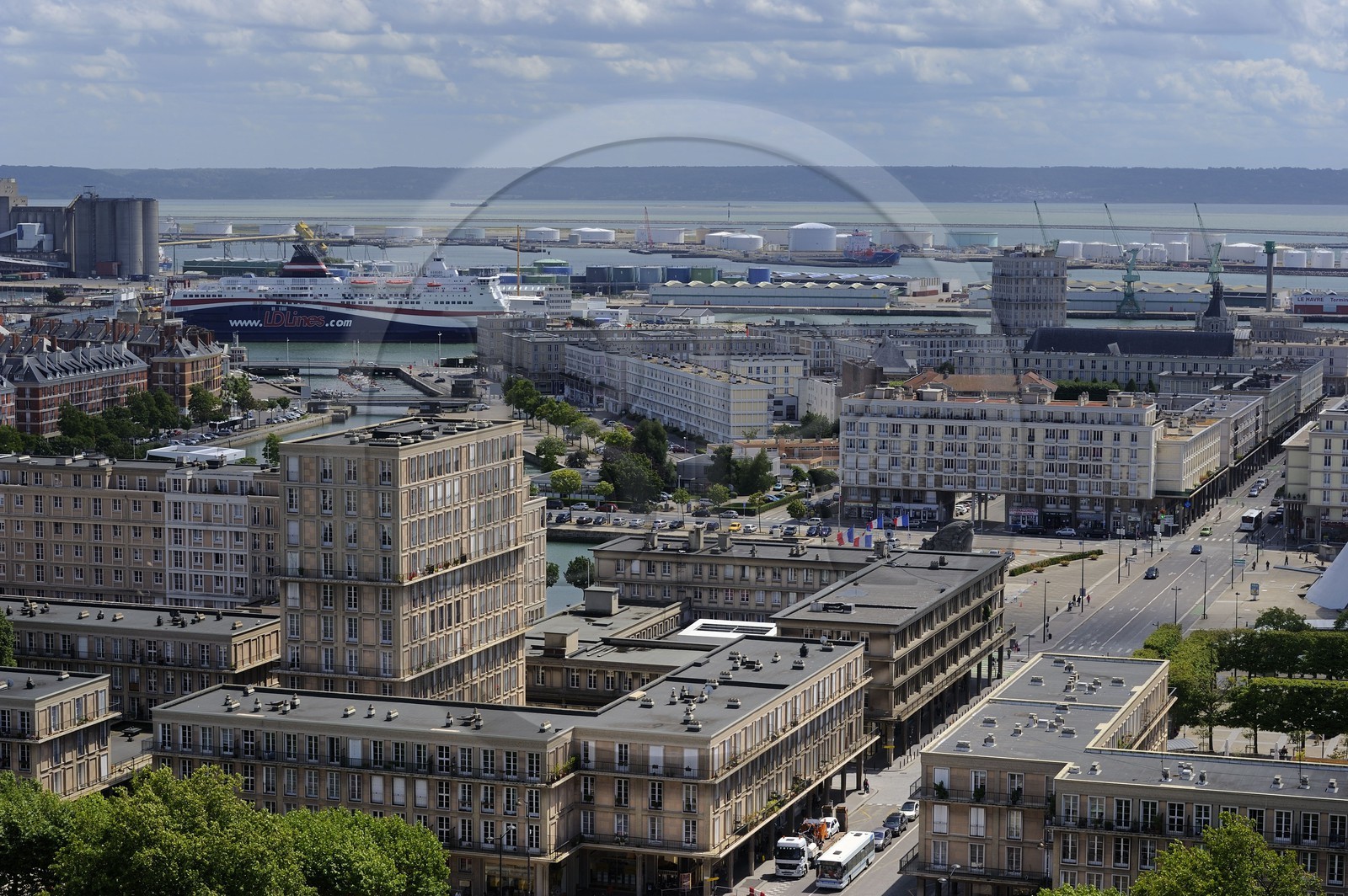 France, Seine-Maritime (76), Le Havre, Centre-ville reconstruit du Havre par Auguste Perret classé Patrimoine Mondial de l'UNESCO, immeubles Perret qui bordent la rue de Paris et le port en arrière plan