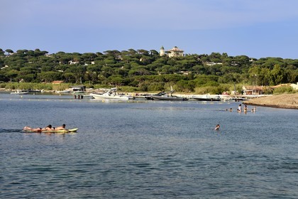 France, Var (83), Saint-Tropez, baie des Canebiers et le chateau Borelli
