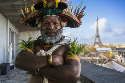 France, Paris (75), siège de l'UNESCO, le chef Papou Mundiya Kepanga et la Tour Eiffel en arrière-plan