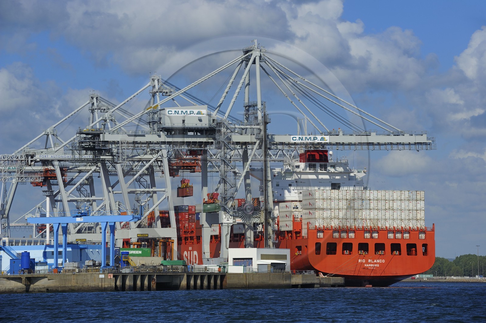 France, Seine-Maritime (76), Le Havre, port de commerce, porte-conteneurs dans le Bassin de chargement René Coty et grues