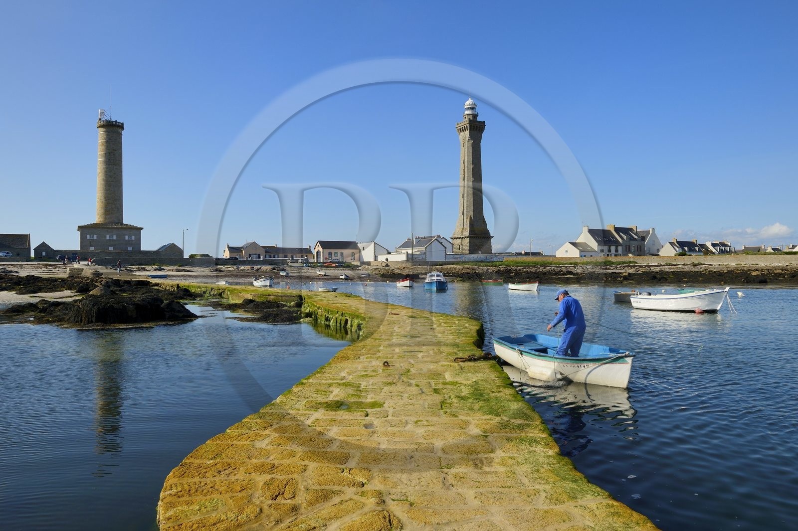 France, Finistère (29), Penmarc'h, Pointe de Penmarch, port Saint-Pierre, phare d'Eckmühl à droite, ancien phare et sémaphore à gauche