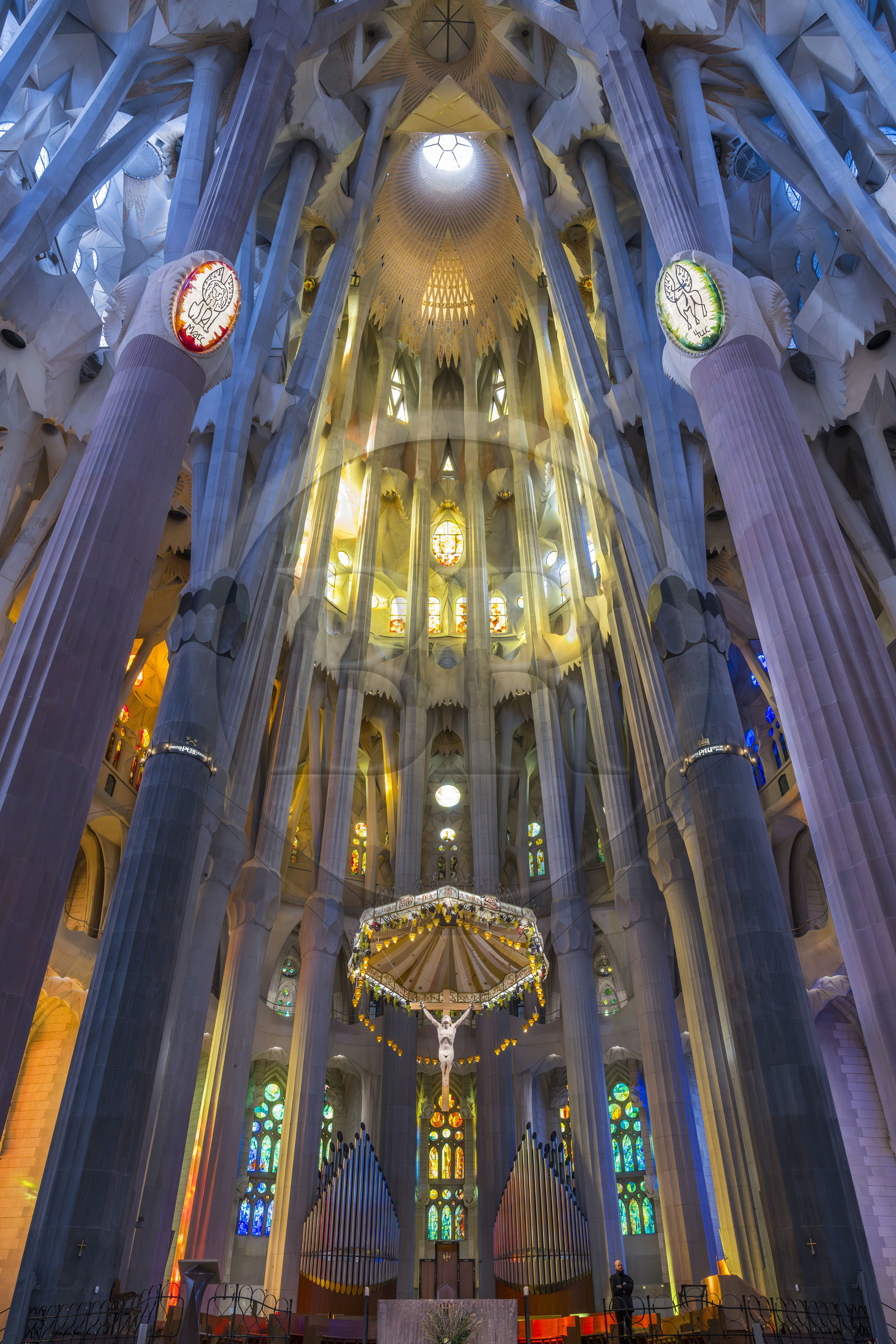 Espagne, Catalogne, Barcelone, quartier de l'Eixample, basilique de la Sagrada Familia de l'architecte du modernisme catalan Antoni Gaudi classée Patrimoine Mondial de l'UNESCO, le chœur, le ciborium, la coupole et la lucarne centrale à 75m de haut Spain, Catalonia, Barcelona, Eixample district, Sagrada Familia basilica by Catalan modernist architect Antoni Gaudi, listed as a UNESCO World Heritage Site, the choir, the ciborium, the dome and the central skylight at 75m high