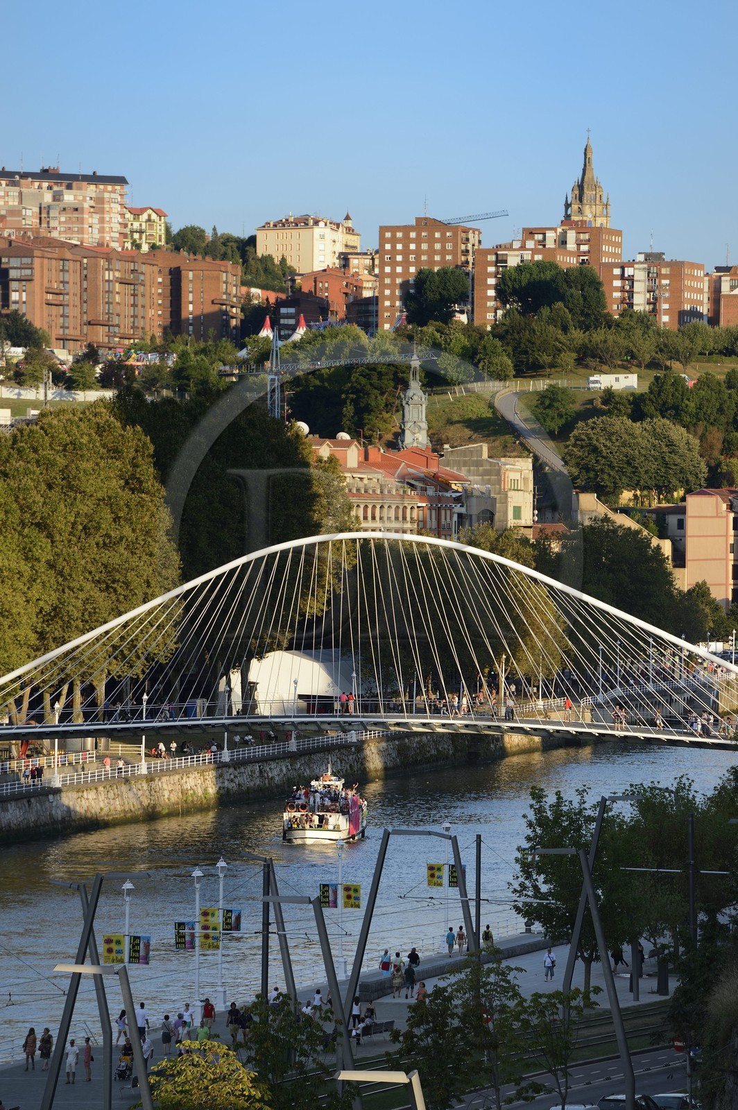Espagne, Biscaye, Pays Basque espagnol, Bilbao, la passerelle Zubizuri (pont blanc) ou Campo Volantin, de l' architecte Santiago Calatrava, sur le Nervion
