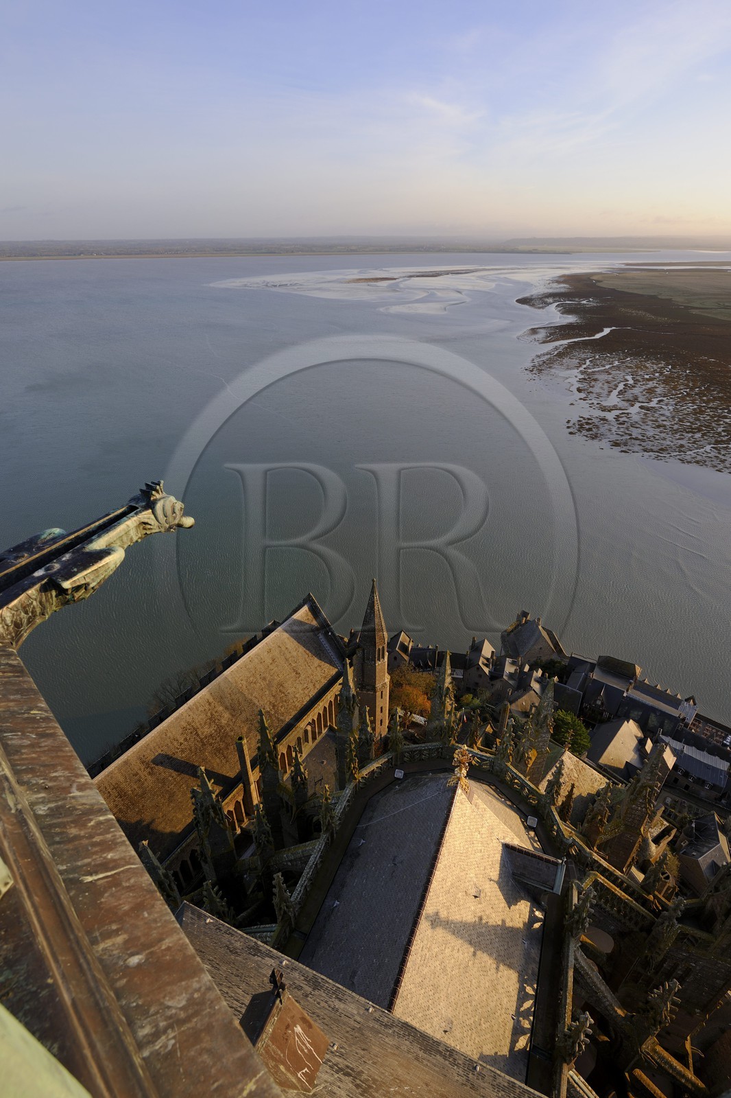 France, Manche (50), Mont-Saint-Michel, classé Patrimoine Mondial de l'UNESCO, chevet et la baie vus depuis la flèche à l'aube