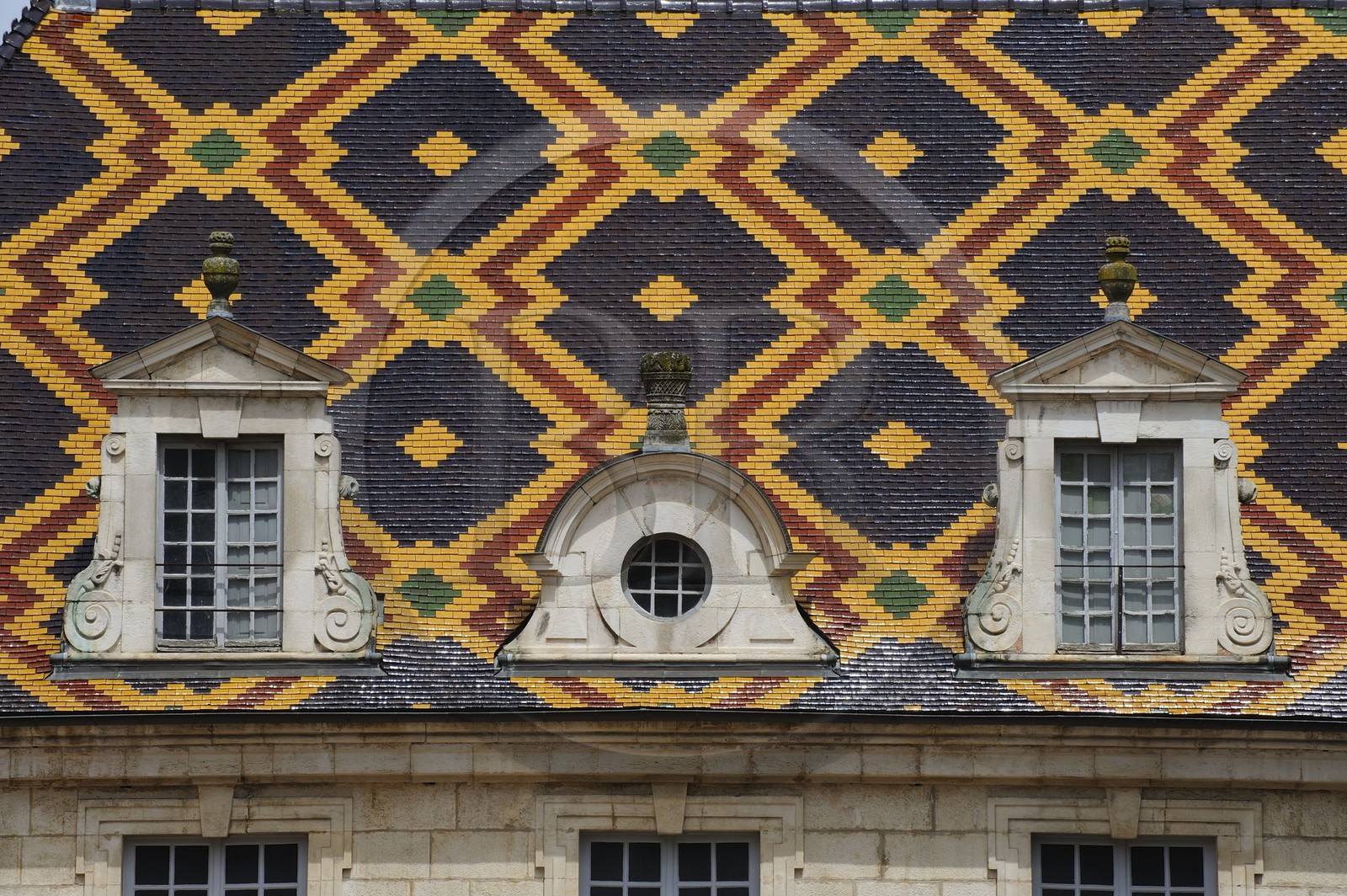 France, Côte-d'Or (21), Hospice de Beaune, tuiles colorées et détail de le toiture