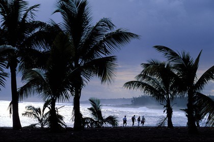 France, île de la Réunion, la plage de sable noir d'Etang-Sale-les-Bains