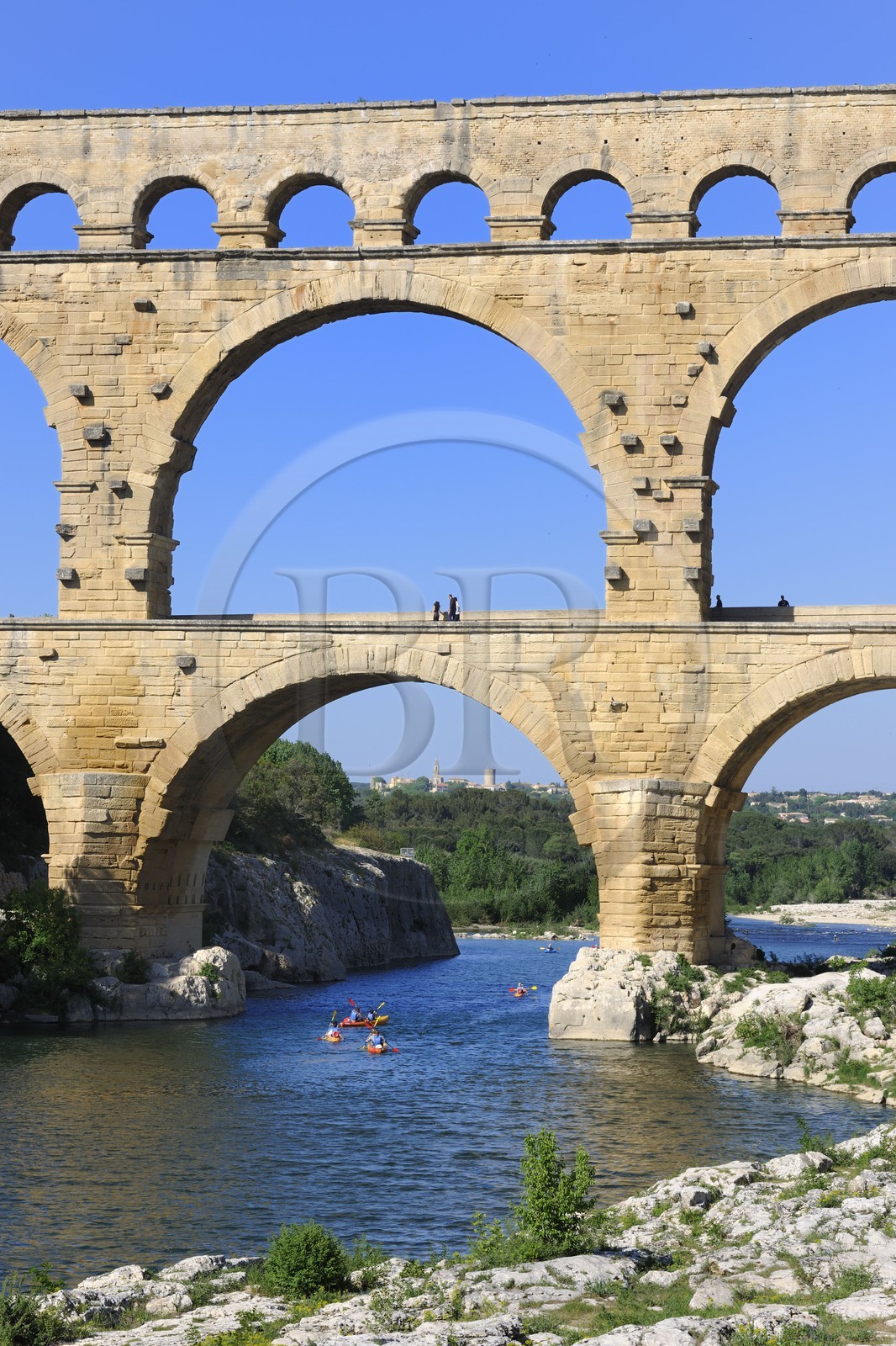 France, Gard (30), le Pont du Gard classé Patrimoine Mondial de l'UNESCO, aqueduc romain qui enjambe le Gardon, descente en canoë-kayak du Gardon