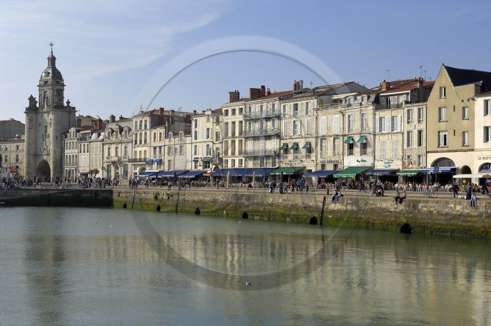 France, Charente-Maritime (17), La Rochelle, le Vieux Port, la Porte de la Grosse Horloge au bout du quai Duperré