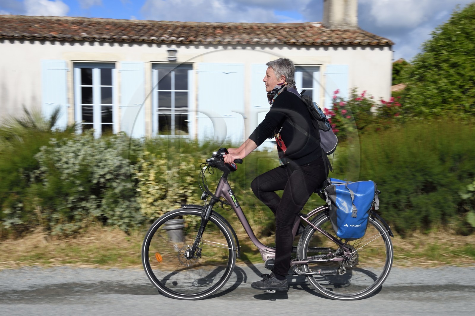 France, Charente-Maritime (17), Ile d'Aix, cycliste faisant la véloroute La Flow Vélo passant devant une petite maison de pêcheur typique