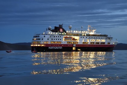 Groenland, région du centre ouest, baie de Kangerlussuaq, embarquement de nuit sur le bateau de croisière MS Fram de la compagnie Hurtigruten