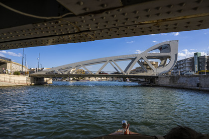France, Hérault (34), Sète, le nouveau pont à bascule (basculant-roulant) Sadi Carnot sur la sortie du canal dans l'étang de Thau