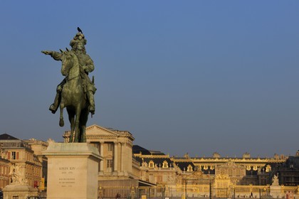 France, Yvelines (78), château de Versailles, classé Patrimoine Mondial de l'UNESCO, statue équestre de Louis XIV