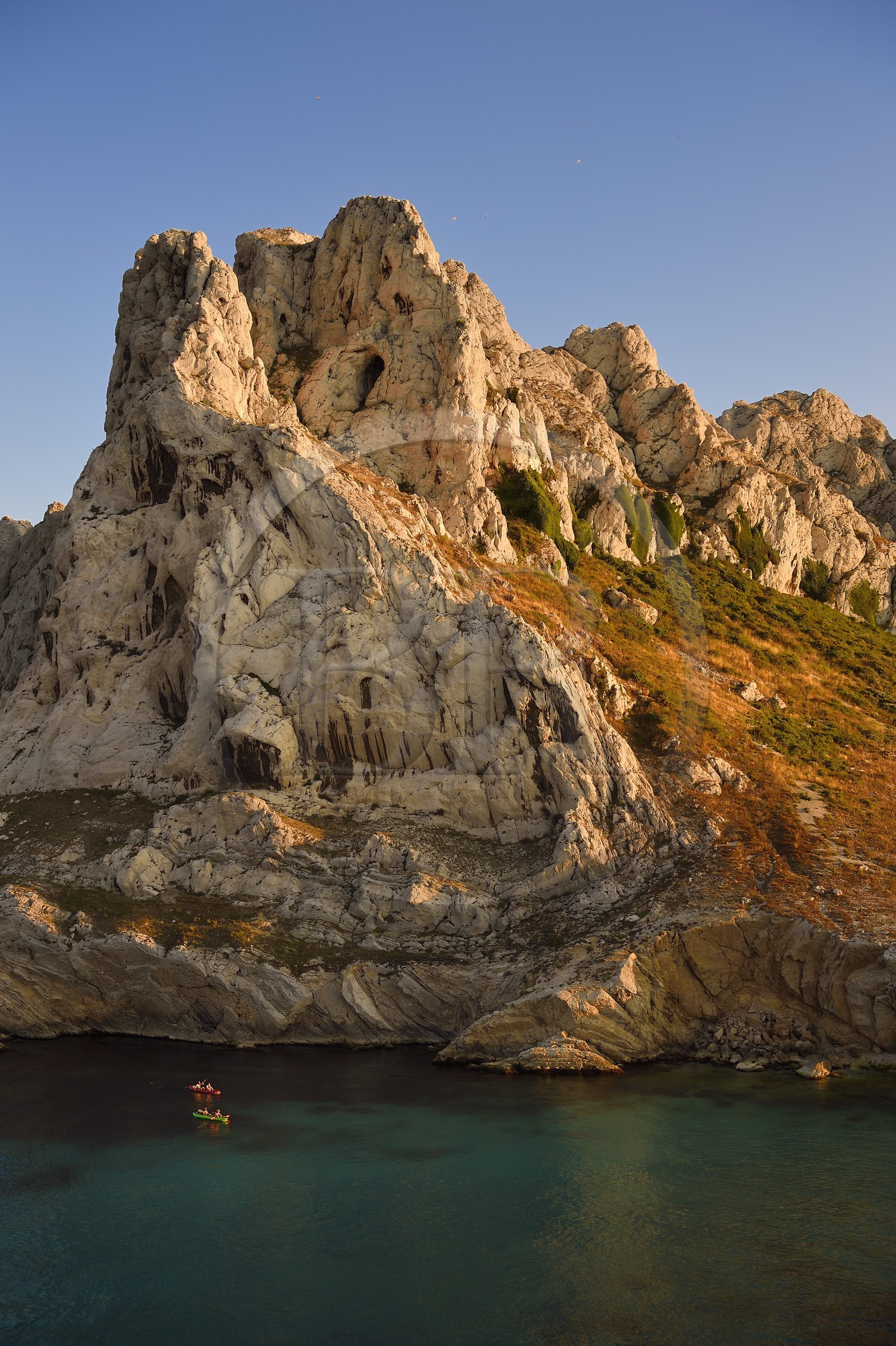France, Bouches-du-Rhône (13), Marseille, Parc national des Calanques, Les Goudes, passages des Croisettes, les falaises de l'Ile Maire (demande d'autorisation nécessaire avant publication)